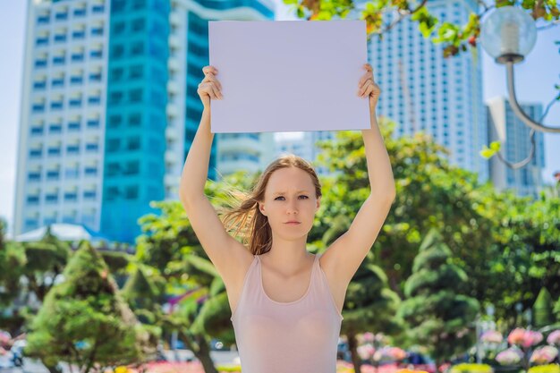 Foto mujer sostiene un cartel libre para inscripciones en la ciudad