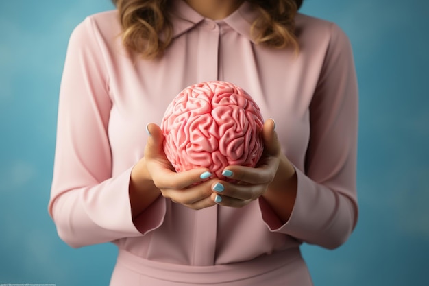 Una mujer sostiene un cerebro humano en sus manos.