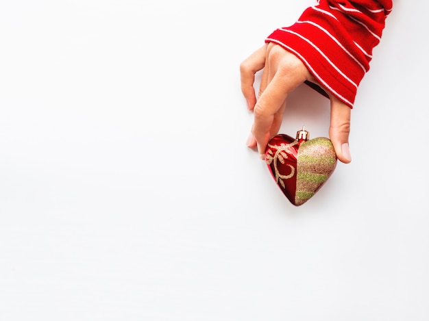 Mujer sostiene decoración de año nuevo