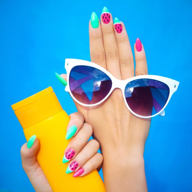 Foto una mujer sostiene un estuche amarillo con un par de gafas de sol en la mano.