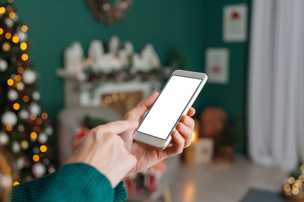 La mujer sostiene su dedo frente a la pantalla del teléfono inteligente