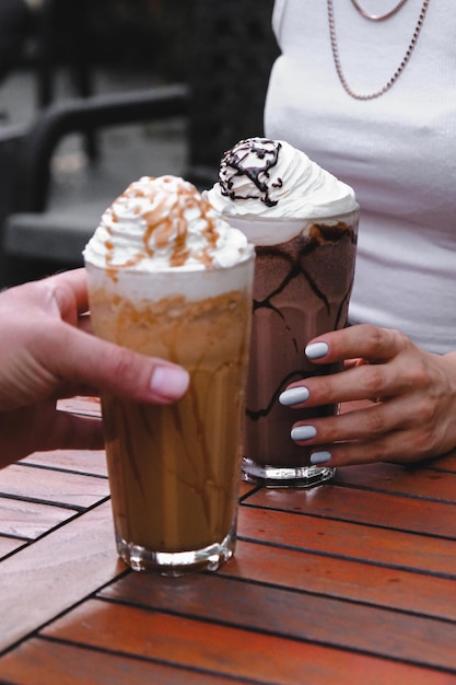 una mujer sostiene una taza de café y un pastel