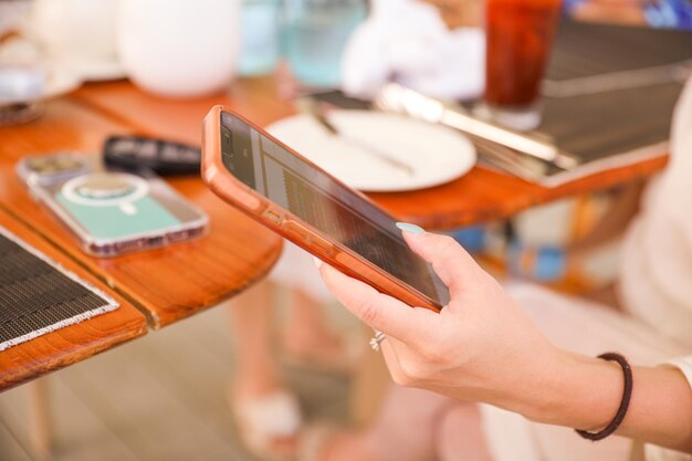 Una mujer sostiene un teléfono con el número 1.