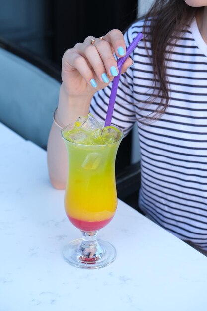 Foto una mujer sostiene un vaso con una bebida en él