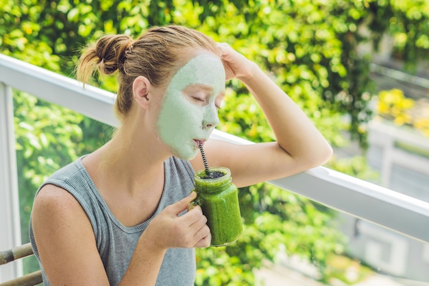 Mujer Spa aplicando mascarilla facial de arcilla verde