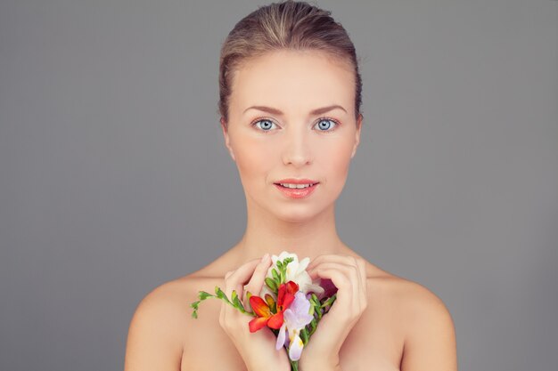 Mujer Spa. Mujer sana con piel clara y flores. Concepto de cuidado de la piel