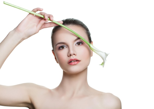 Mujer spa perfecta con flor aislada sobre fondo blanco Cara de modelo femenina hermosa Tratamiento facial cosmetología belleza cuidado de la piel y concepto de spa