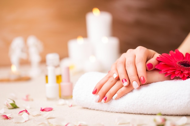 Mujer en spa con uñas bien cuidadas