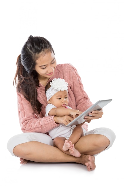 Mujer con su bebé usando tableta juntos