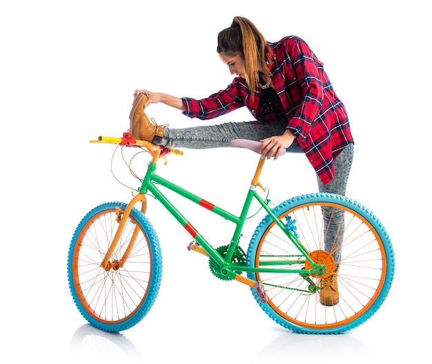 mujer con su bicicleta colorida