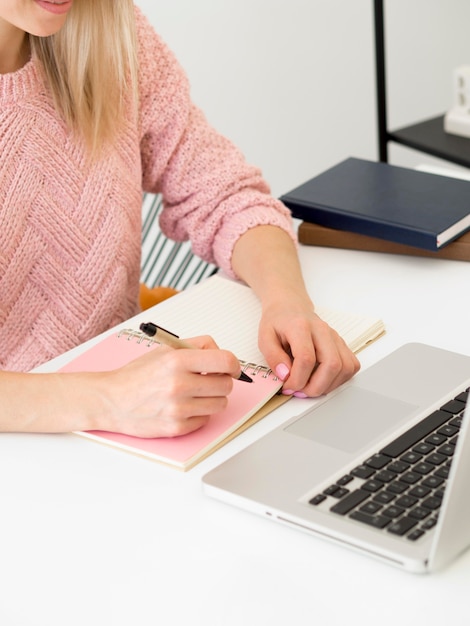 Mujer en su escritorio escribiendo