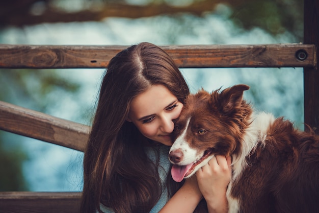 Mujer con su hermoso perro