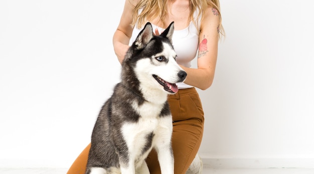 Mujer con su husky en estudio