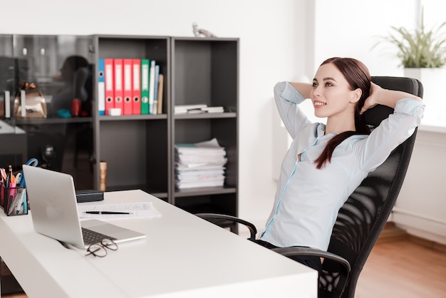 Foto mujer en su lugar de trabajo trabajando con una computadora portátil en la oficina