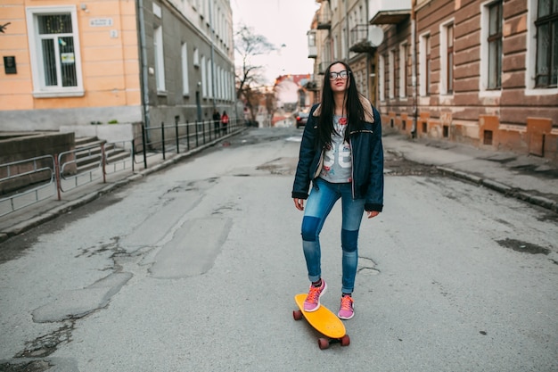 Mujer con su patineta