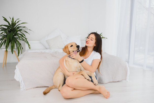 Mujer y su perro en la casa