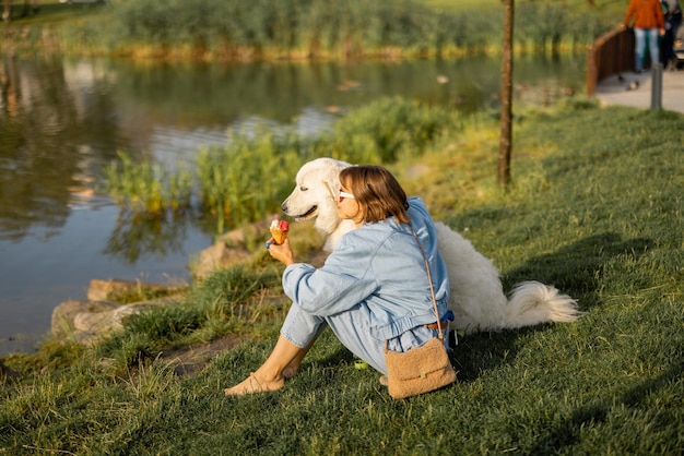 Mujer con su perro cerca del lago en el parque