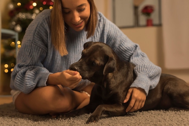 Mujer con su perro en Navidad