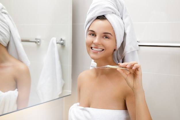 Mujer durante su rutina diaria de cepillado de dientes