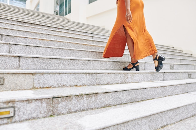 Mujer subiendo las escaleras