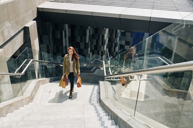 Mujer subiendo las escaleras