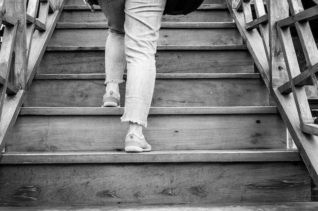 Una mujer subiendo las escaleras.