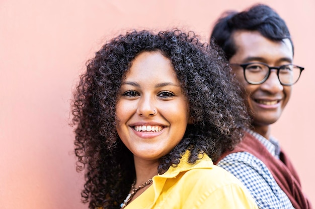 Mujer sudamericana y hombre indio divirtiéndose juntos Pareja multirracial de pie al aire libre cerca del patio trasero de la universidad Amor de amistad y concepto de relación multiétnica Enfoque en la cara de la mujer