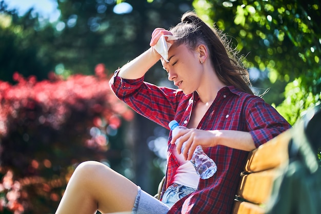 Foto mujer sudando en climas cálidos