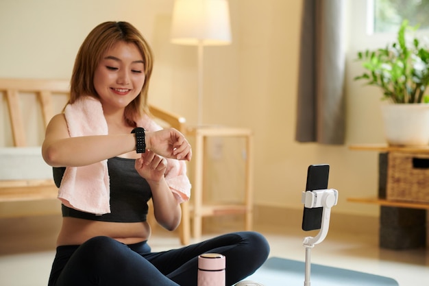 Mujer sudorosa comprobando Smartwatch