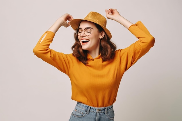 Una mujer con un suéter amarillo y un sombrero.