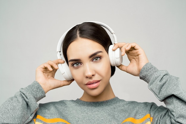 mujer, en, suéter gris, tenencia, casco blanco