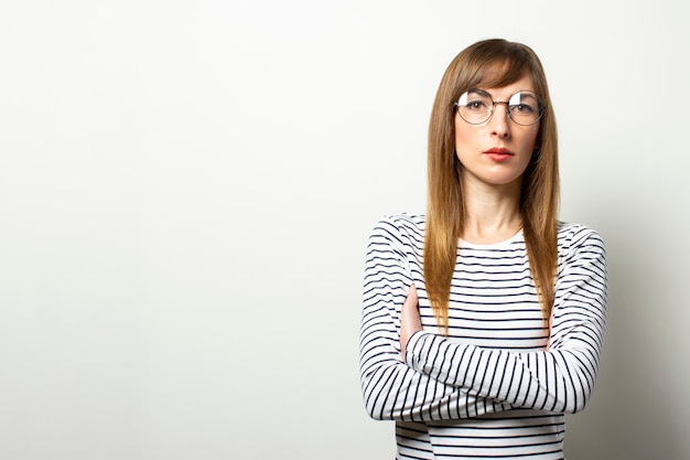 Mujer en un suéter con mangas largas y gafas