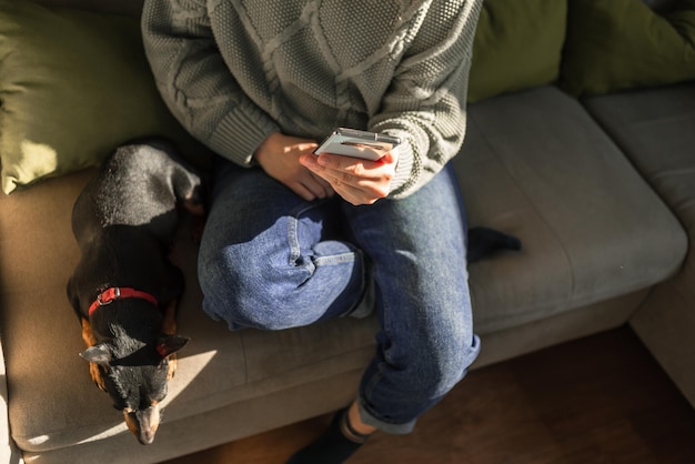 Una mujer con un suéter y un perro.