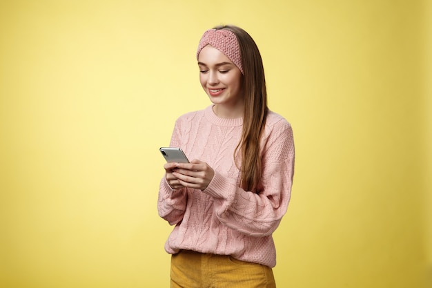 Mujer con suéter rosa sobre amarillo