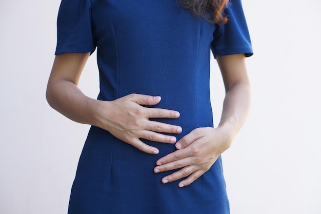 Mujer sufre de dolor de estómago, concepto de distensión abdominal, gastritis crónica