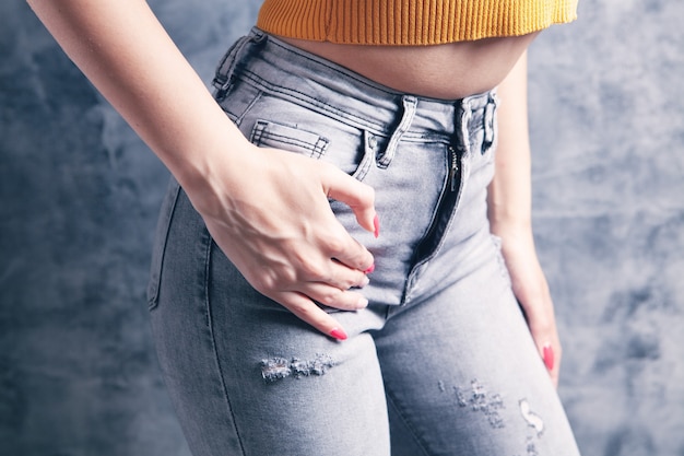 Mujer en sujetadores y pantalones posando