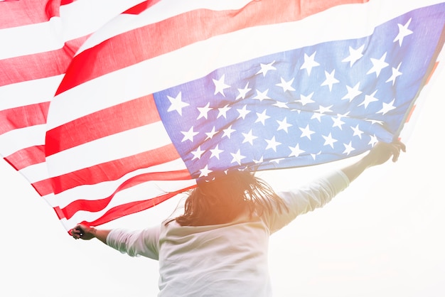 Mujer sujetando bandera de los eeuu