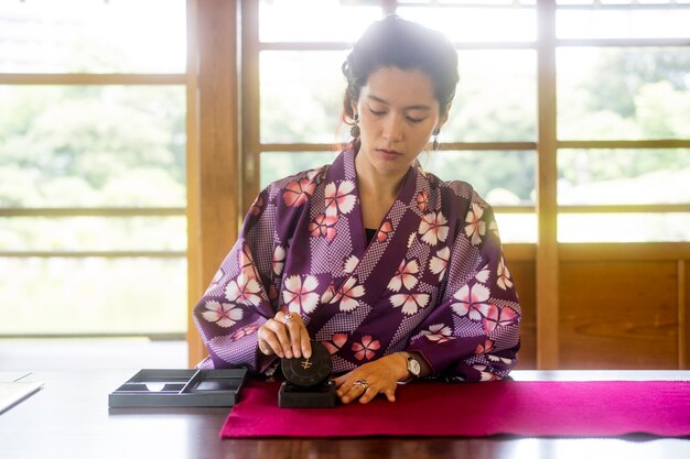 Mujer con suministros especiales para el arte japonés.