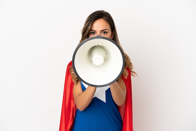 Mujer de superhéroe sobre fondo blanco aislado gritando a través de un megáfono