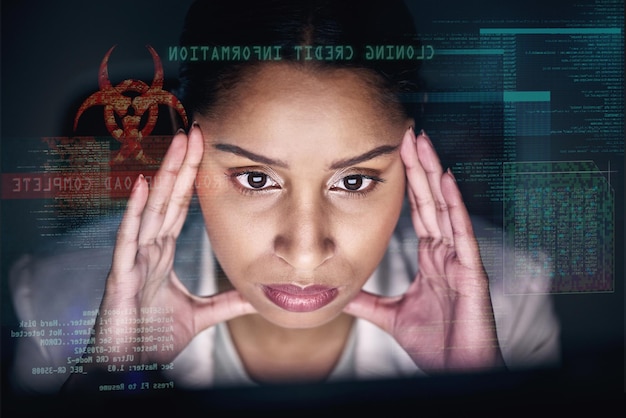 Mujer superposición y programación con dolor de cabeza o agotamiento con datos de información y y sistema Programadora femenina dolor de cabeza y estrés con horas extras de plazo y proyecto para codificación o ciberseguridad