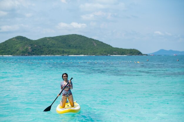 Mujer surfeando en el mar