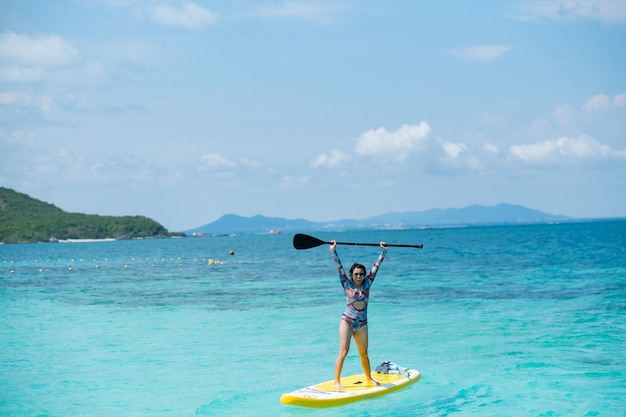 Mujer surfeando en el mar