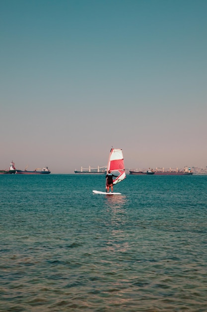 Mujer surfista en la playa en verano en Turquía.