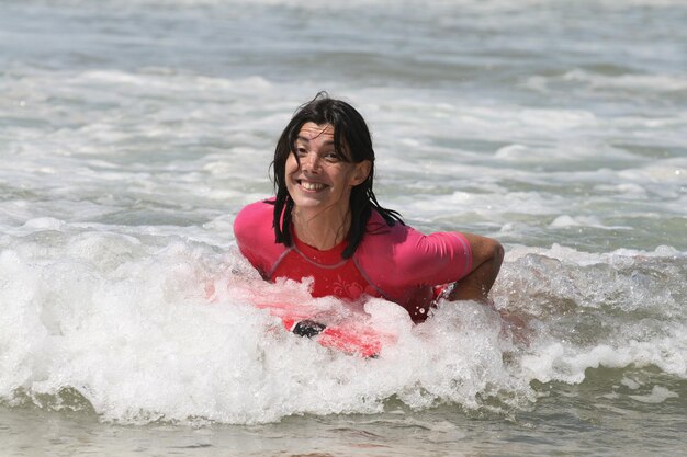 mujer surfista