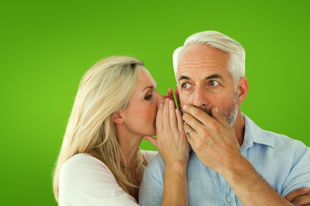 Mujer susurrando un secreto al marido contra la viñeta verde
