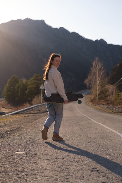 mujer en un tablero de madera en las montañas