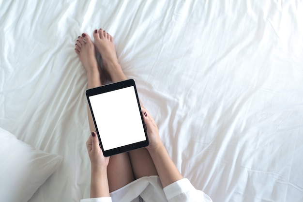 Mujer con tablet pc en la cama