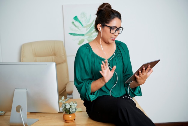 Mujer con tablet pc para conversar