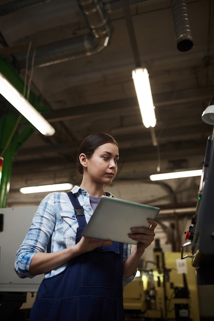 Foto mujer con tablet pc en la planta