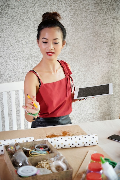 Mujer con tablet pc en su trabajo